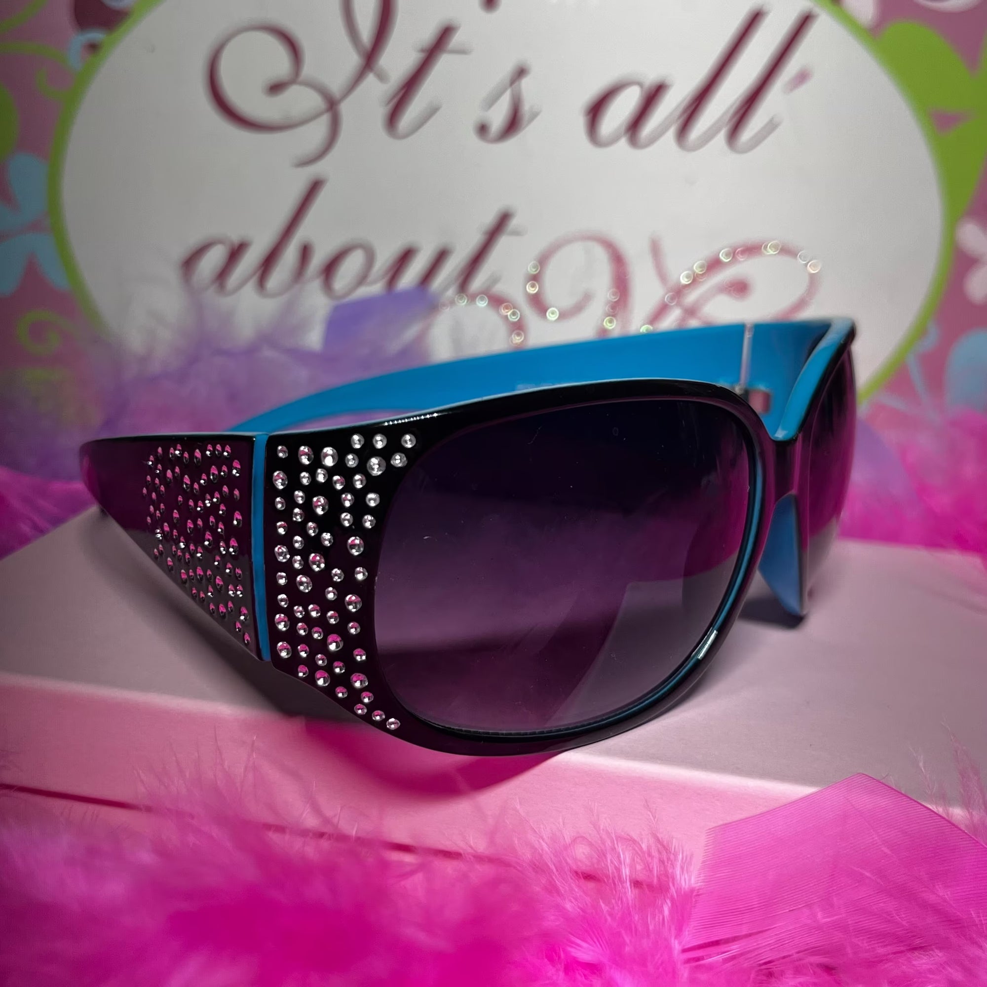 Total babe blue sunglasses