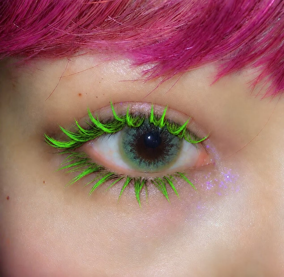 Neon pigmented colored mascara