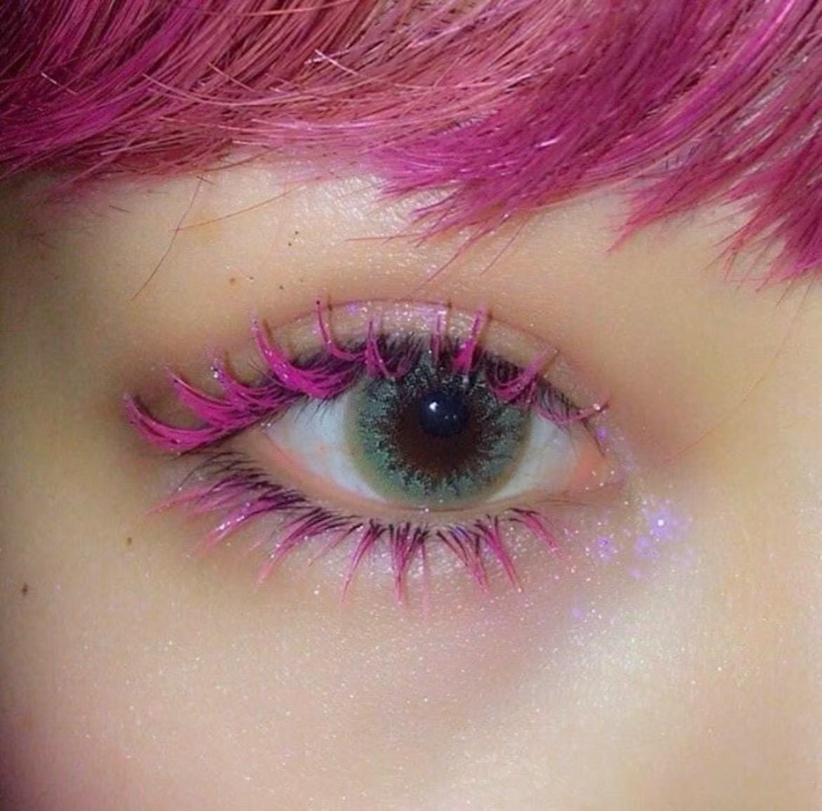Neon pigmented colored mascara