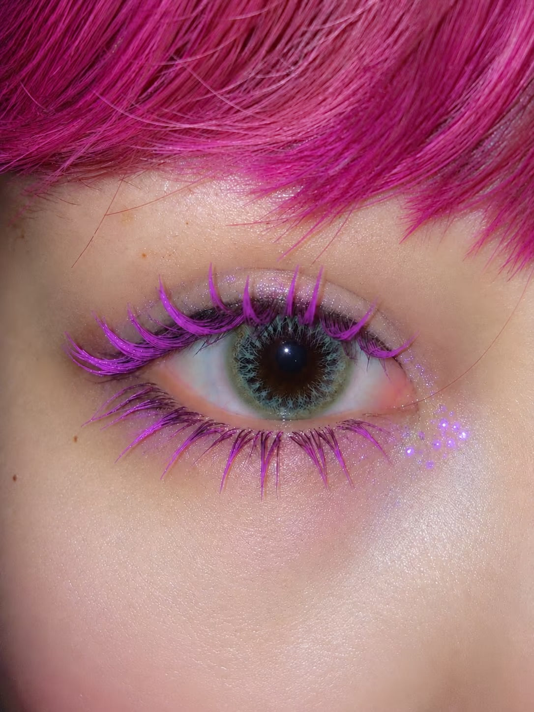 Neon pigmented colored mascara