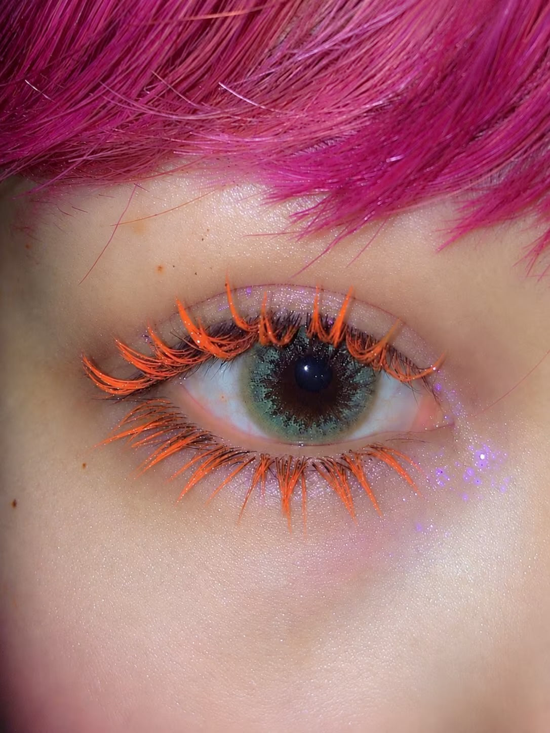 Neon pigmented colored mascara