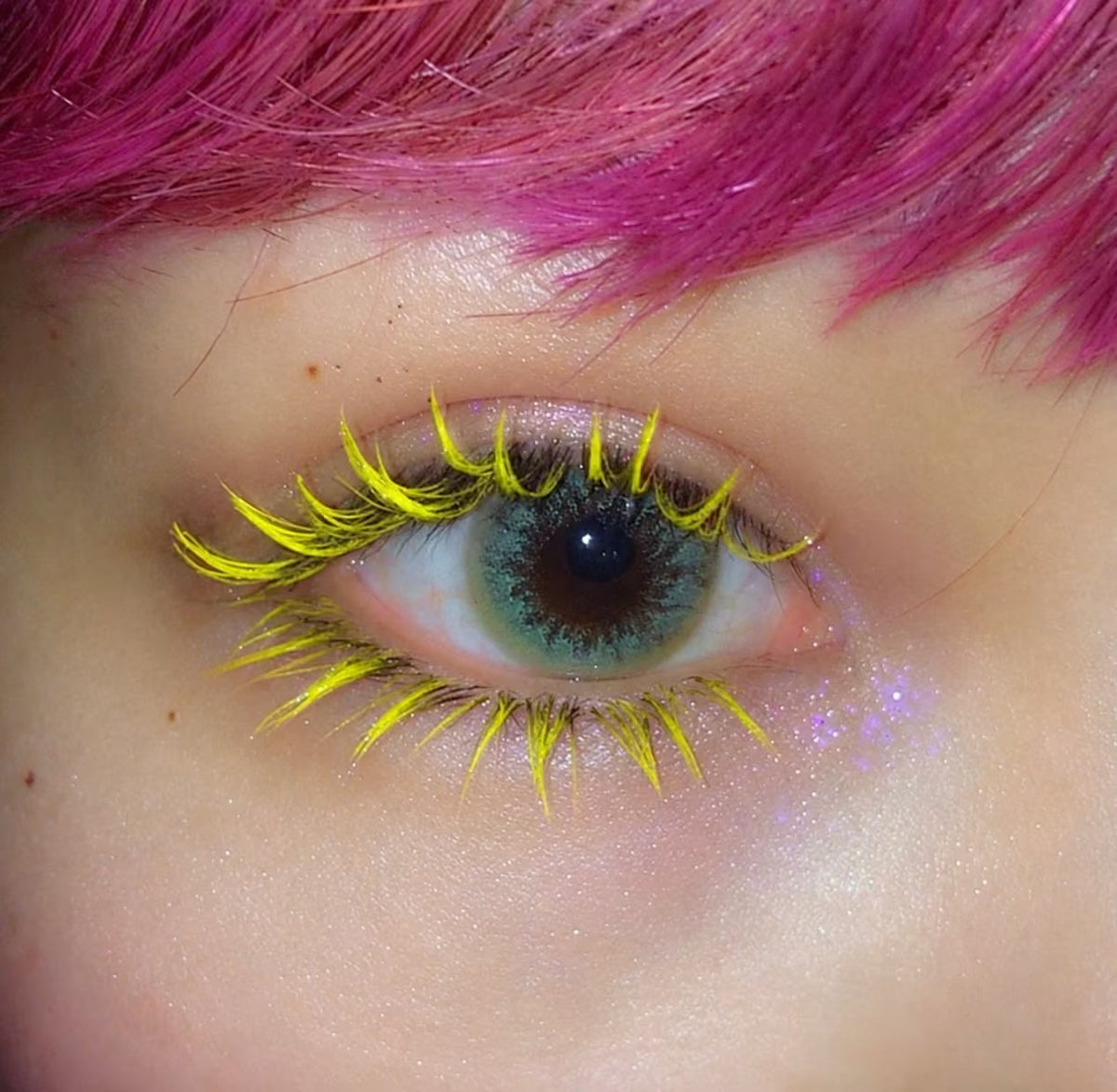 Neon pigmented colored mascara